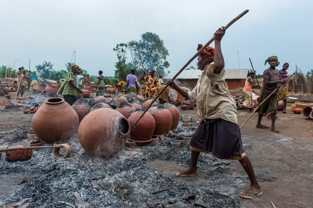 Benin, Segbo - Cuisson des poteries