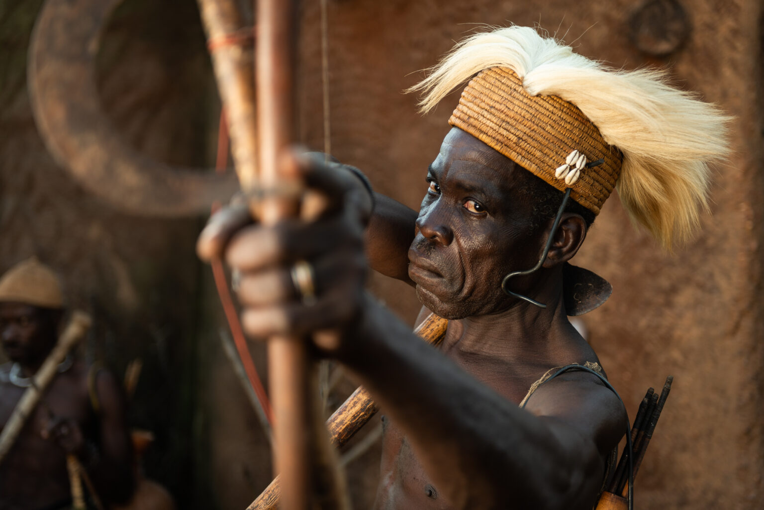 Bénin, boukoumbé, 24/10/2015 - Scarifications faciales sur un chasseur traditionel du peuple Ottamari. Elles ont pour but d'indentifier le village de l'individu. Chaque personne possede ses scarifications qui sont uniques. Il y a peu le peuple Ottamari vivait nu et les scarifications recouvraient egalement les bras et le torse. Photographie de Julien GERARD / Agence 1H23.