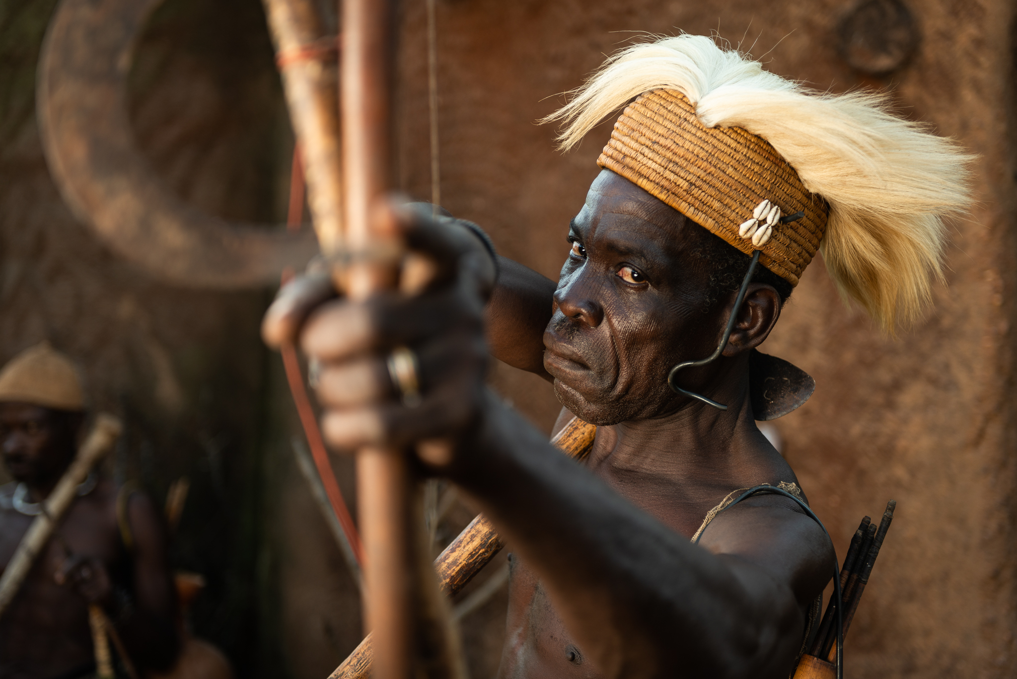 Bénin, boukoumbé, 24/10/2015 - Scarifications faciales sur un chasseur traditionel du peuple Ottamari. Elles ont pour but d'indentifier le village de l'individu. Chaque personne possede ses scarifications qui sont uniques. Il y a peu le peuple Ottamari vivait nu et les scarifications recouvraient egalement les bras et le torse. Photographie de Julien GERARD / Agence 1H23.